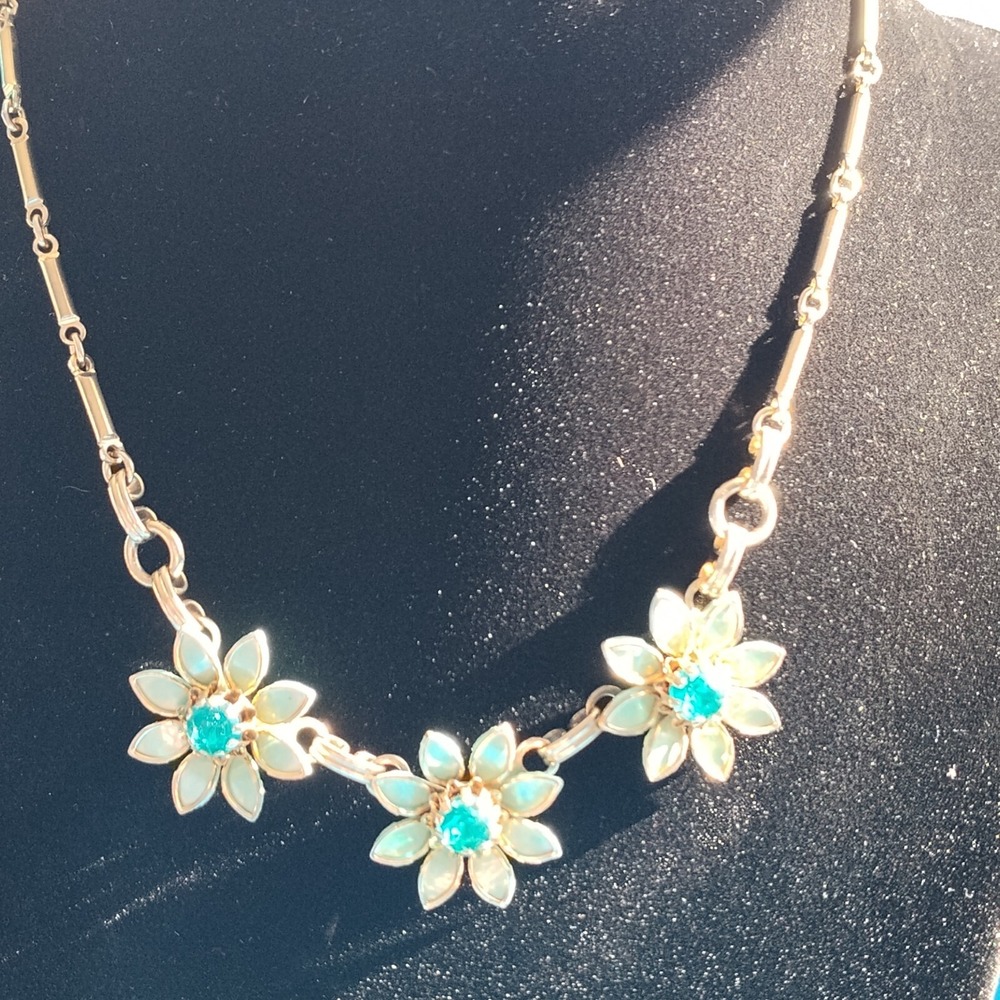Blue stone Daisy necklace choker youth enamel petals green silver tone chain